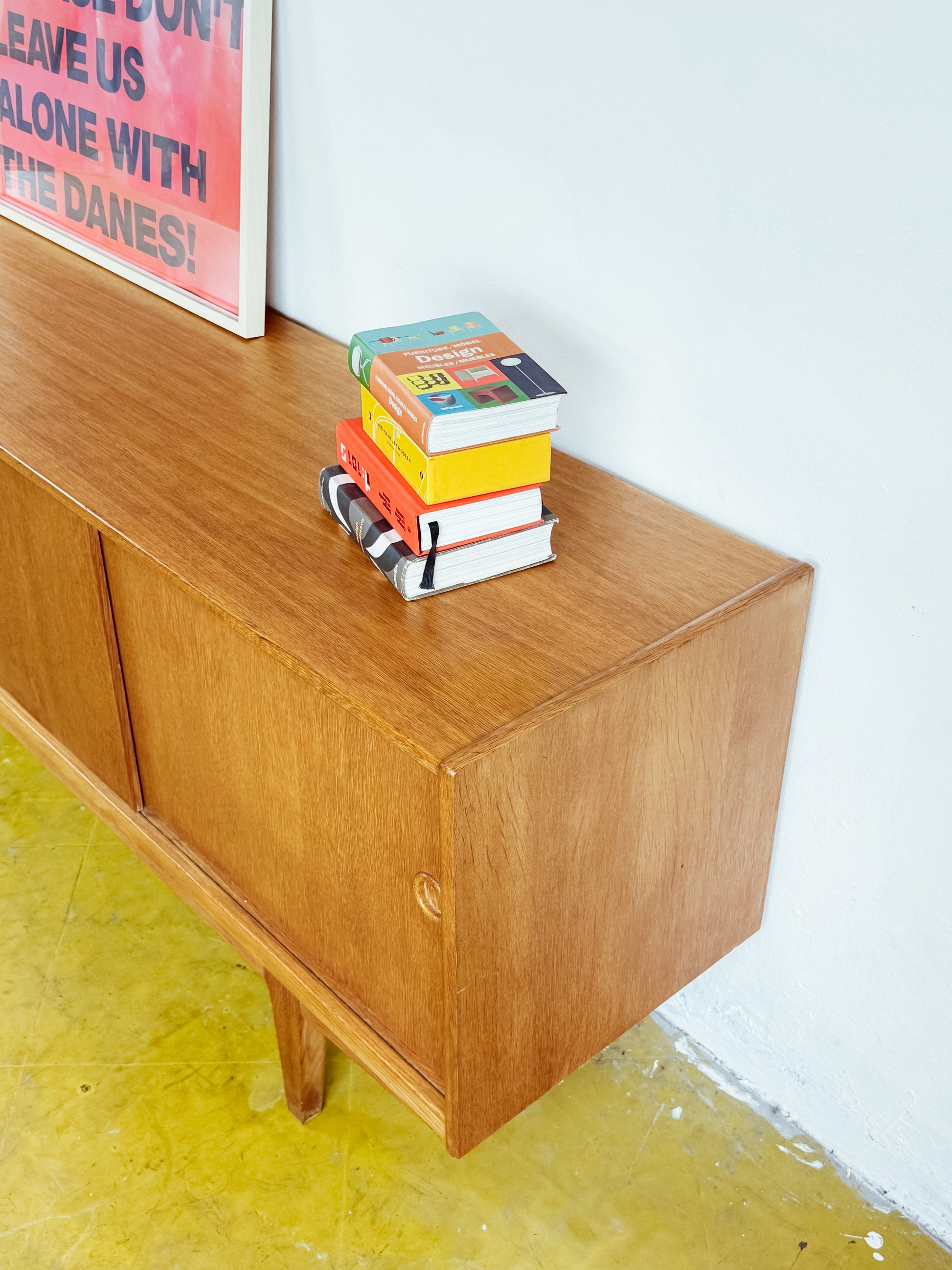 Sideboard Erik Wørts in quercia anni 60, piano superiore con libri colorati e dettaglio bordo
