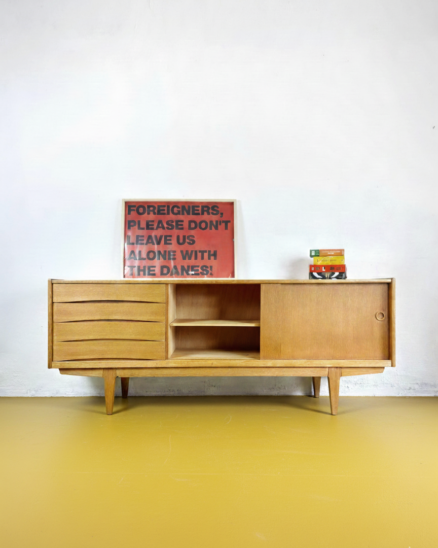 Sideboard Erik Wørts in quercia anni 60, ante scorrevoli aperte con vano interno a giorno
