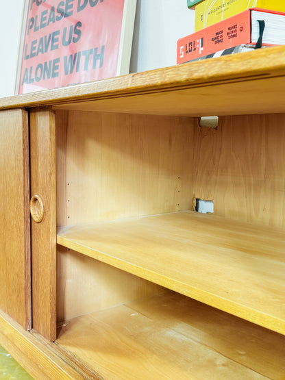 Sideboard Erik Wørts in quercia anni 60, interno vano a giorno con ripiano dopo apertura anta