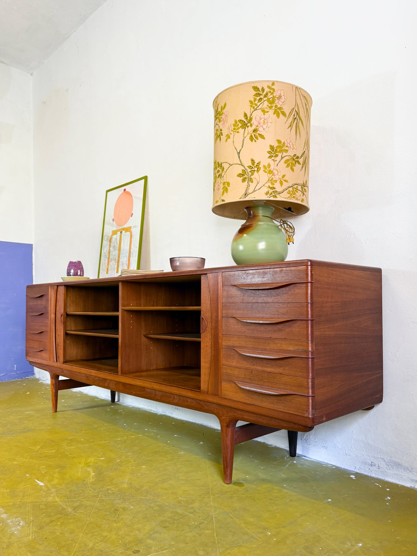 Sideboard Johannes Andersen in teak massello anni 50, vista frontale con ante aperte e ripiani interni vista tre quarti