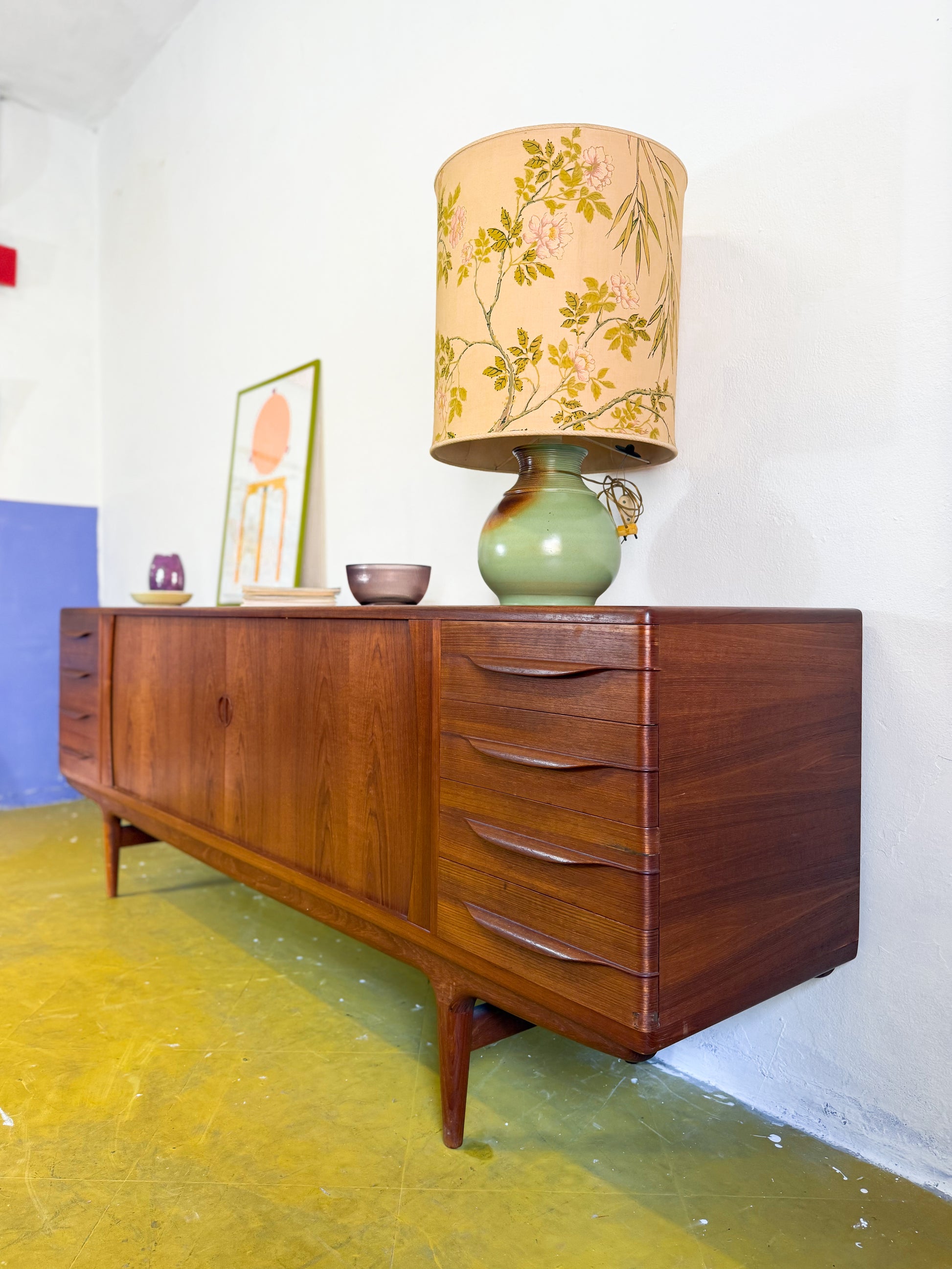 Sideboard Johannes Andersen in teak massello anni 50, vista laterale e profilo gamba 