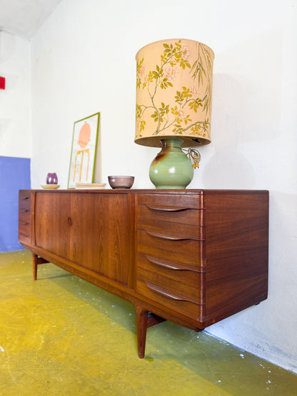 Sideboard Johannes Andersen in teak massello anni 50, vista laterale e profilo gamba 