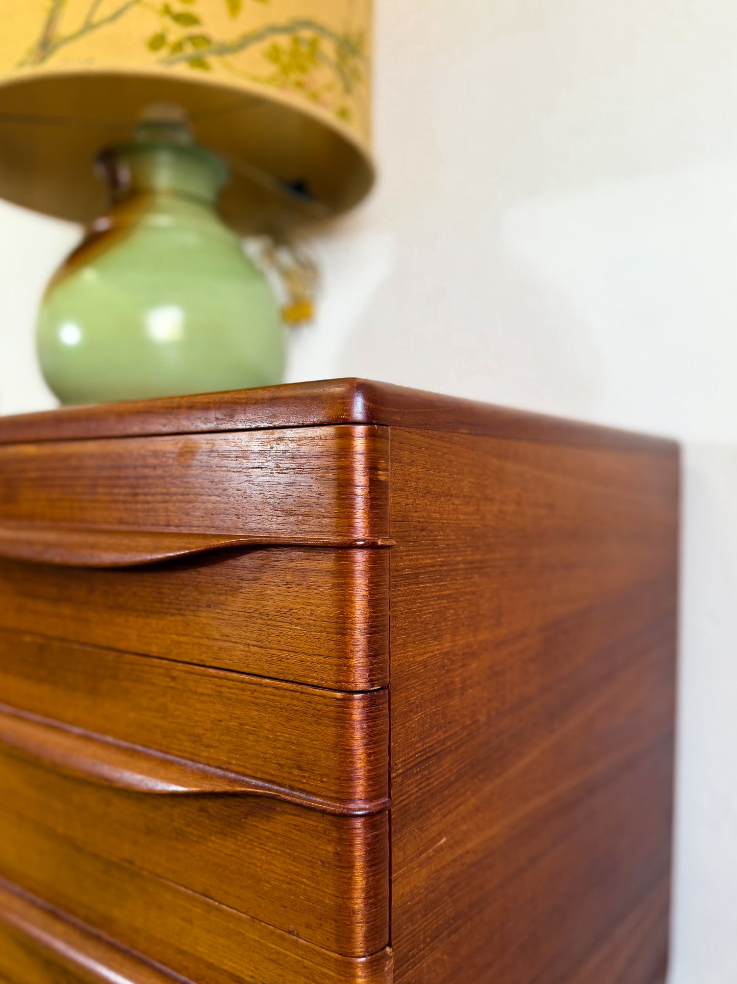 Sideboard Johannes Andersen in teak massello anni 50, dettaglio piano e bordo superiore in teak massello