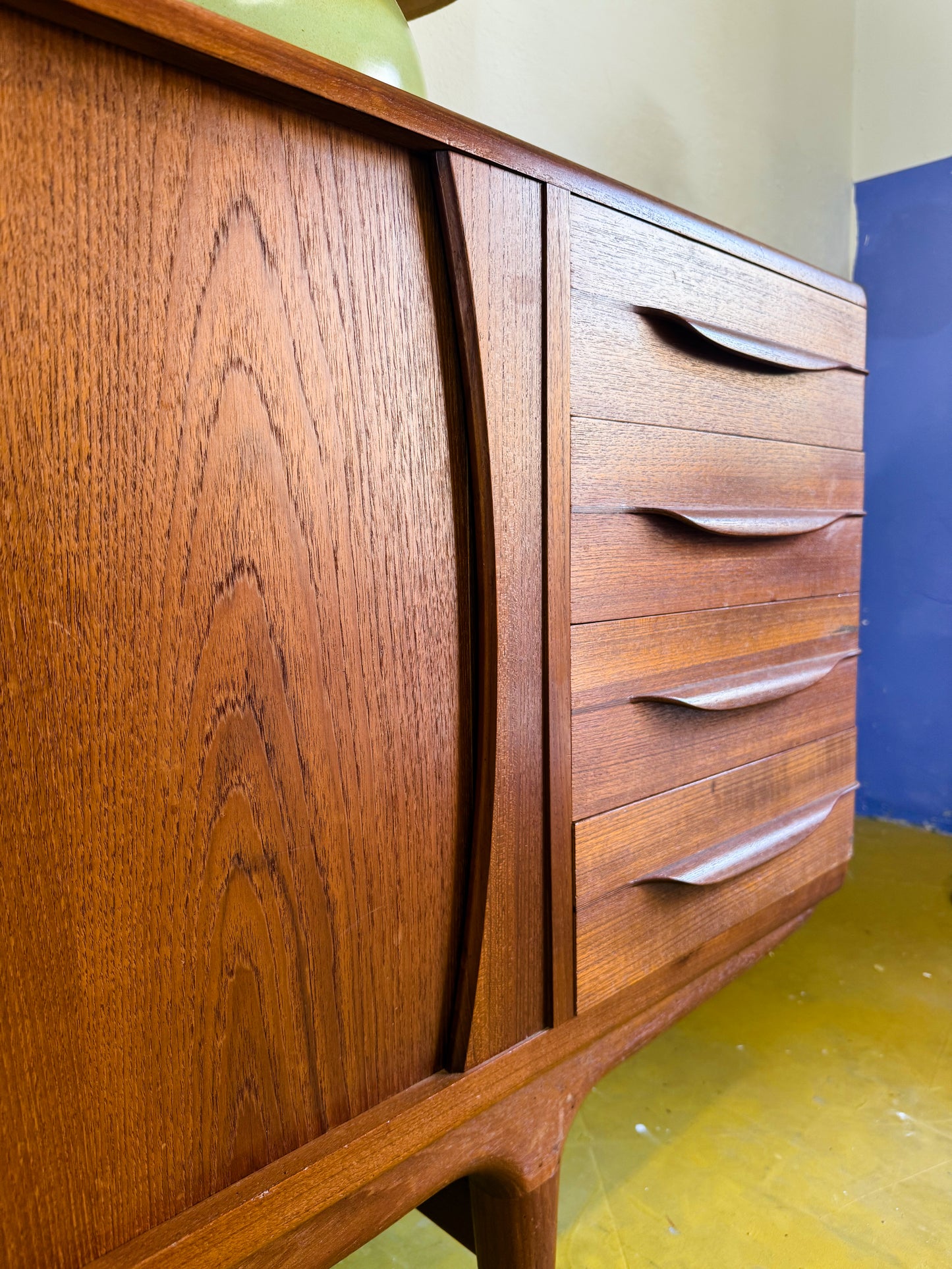 Sideboard Johannes Andersen in teak massello anni 50, dettaglio anta a serrandina con meccanismo di scorrimento