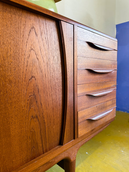 Sideboard Johannes Andersen in teak massello anni 50, dettaglio anta a serrandina con meccanismo di scorrimento