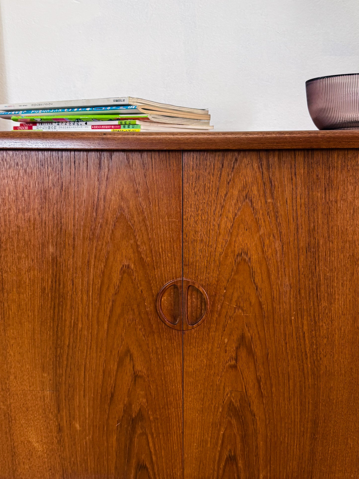 Sideboard Johannes Andersen in teak massello anni 50, dettaglio maniglie circolari in teak