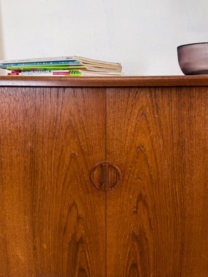 Sideboard Johannes Andersen in teak massello anni 50, dettaglio maniglie circolari in teak