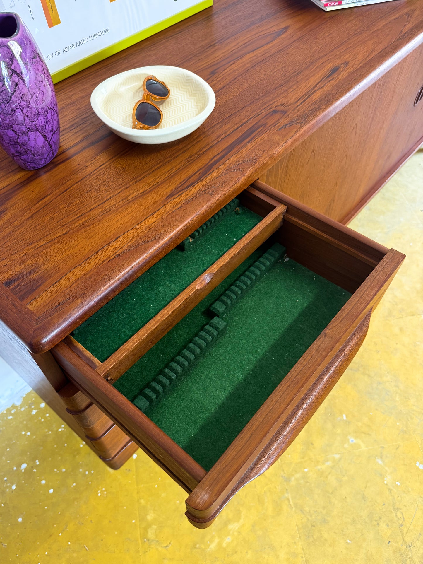 Sideboard Johannes Andersen in teak massello anni 50, dettaglio cassetti interno feltro verde