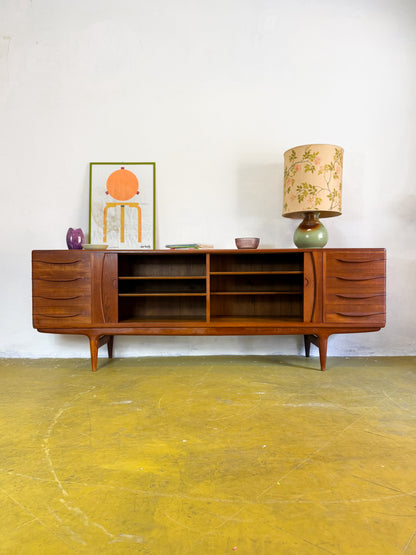 Sideboard Johannes Andersen in teak massello anni 50, vista frontale con ante aperte e ripiani interni