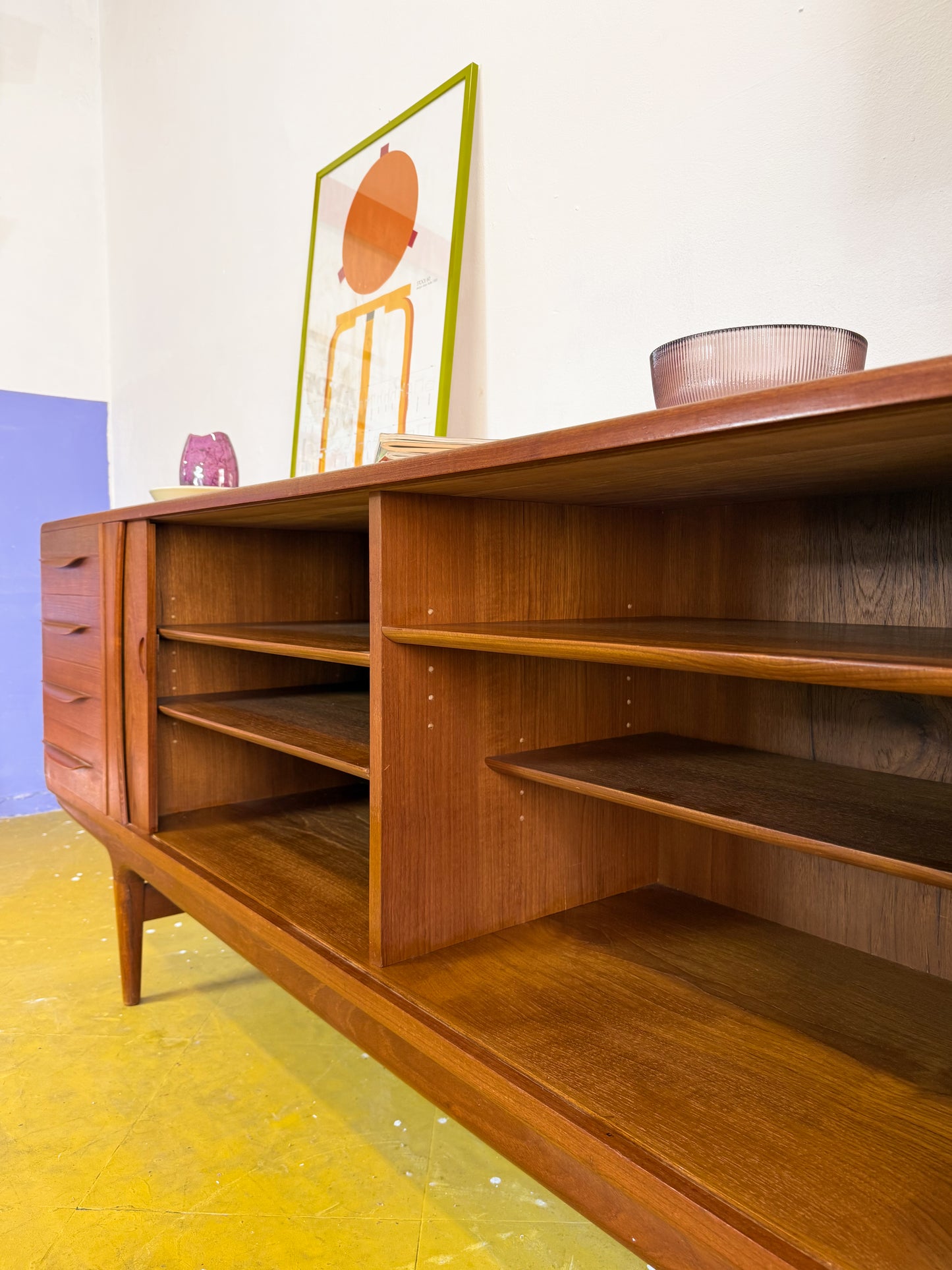 Sideboard Johannes Andersen in teak massello anni 50, vista frontale con ante aperte e ripiani interni laterale