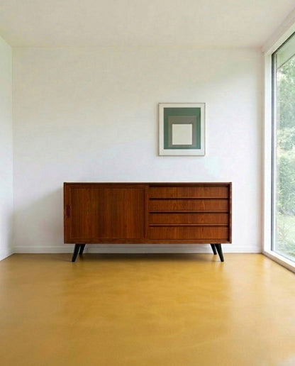 Sideboard danese anni '60 con anta scorrevole e cassetti, ambientato in un soggiorno luminoso