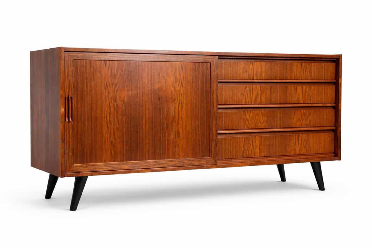 Sideboard danese anni '60, vista frontale con anta scorrevole e quattro cassetti