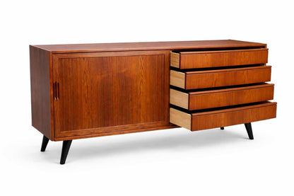 Sideboard danese anni '60, dettaglio frontale dell'anta scorrevole e dei cassetti