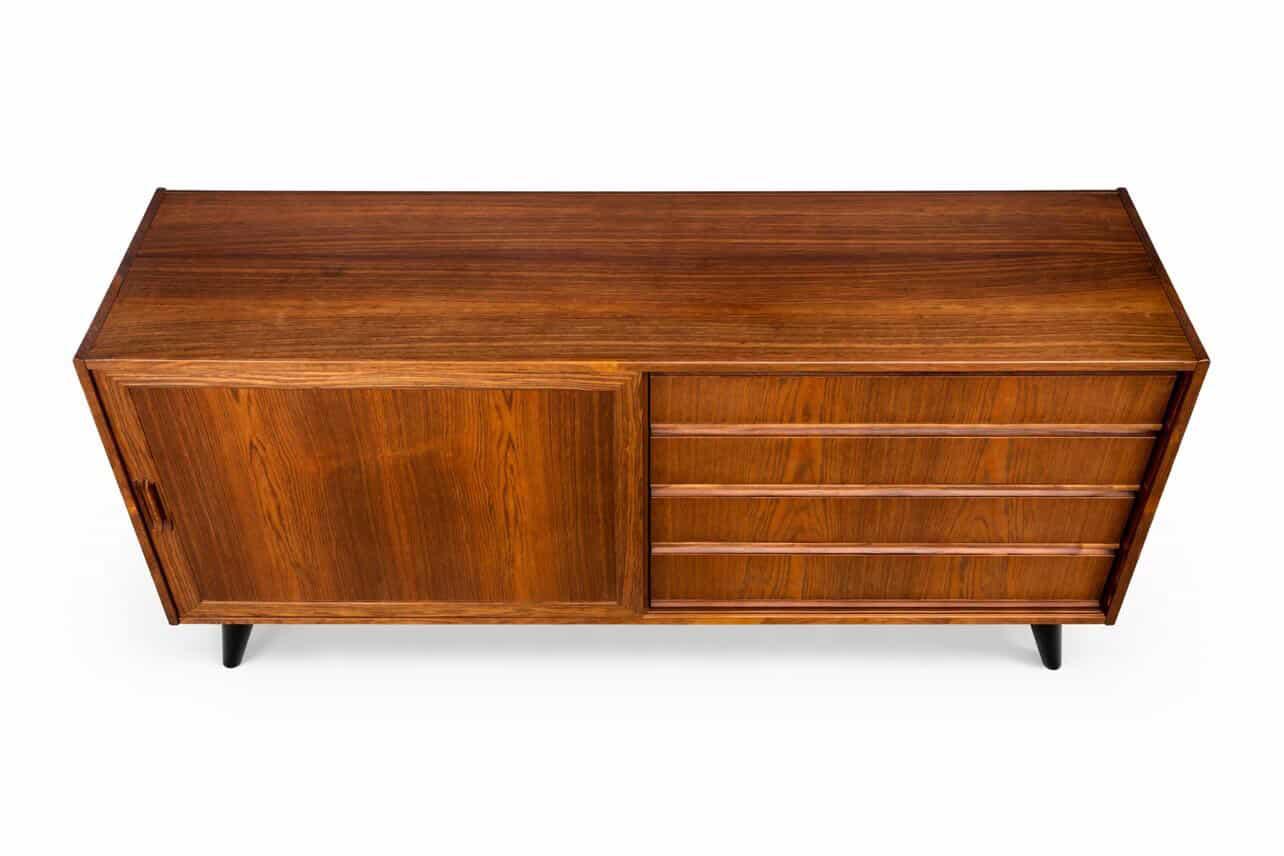 Sideboard danese anni '60 con anta aperta, ripiano interno a vista
