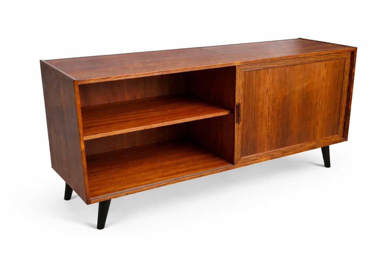 Sideboard danese anni '60 con anta aperta, ripiano interno a vista