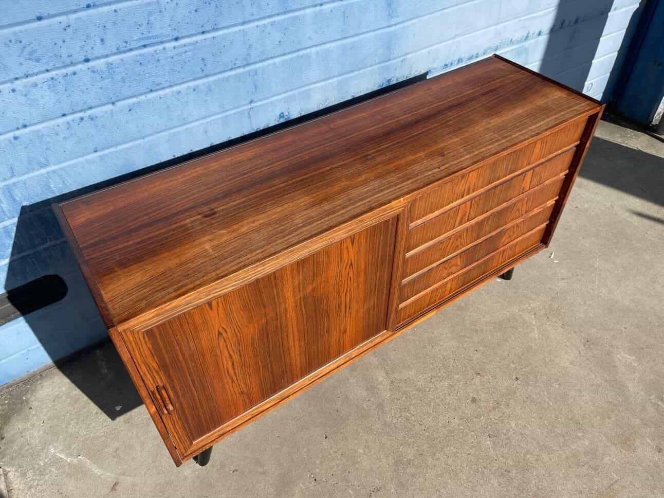 Sideboard danese anni '60, vista dall'alto del piano e delle gambe affusolate
