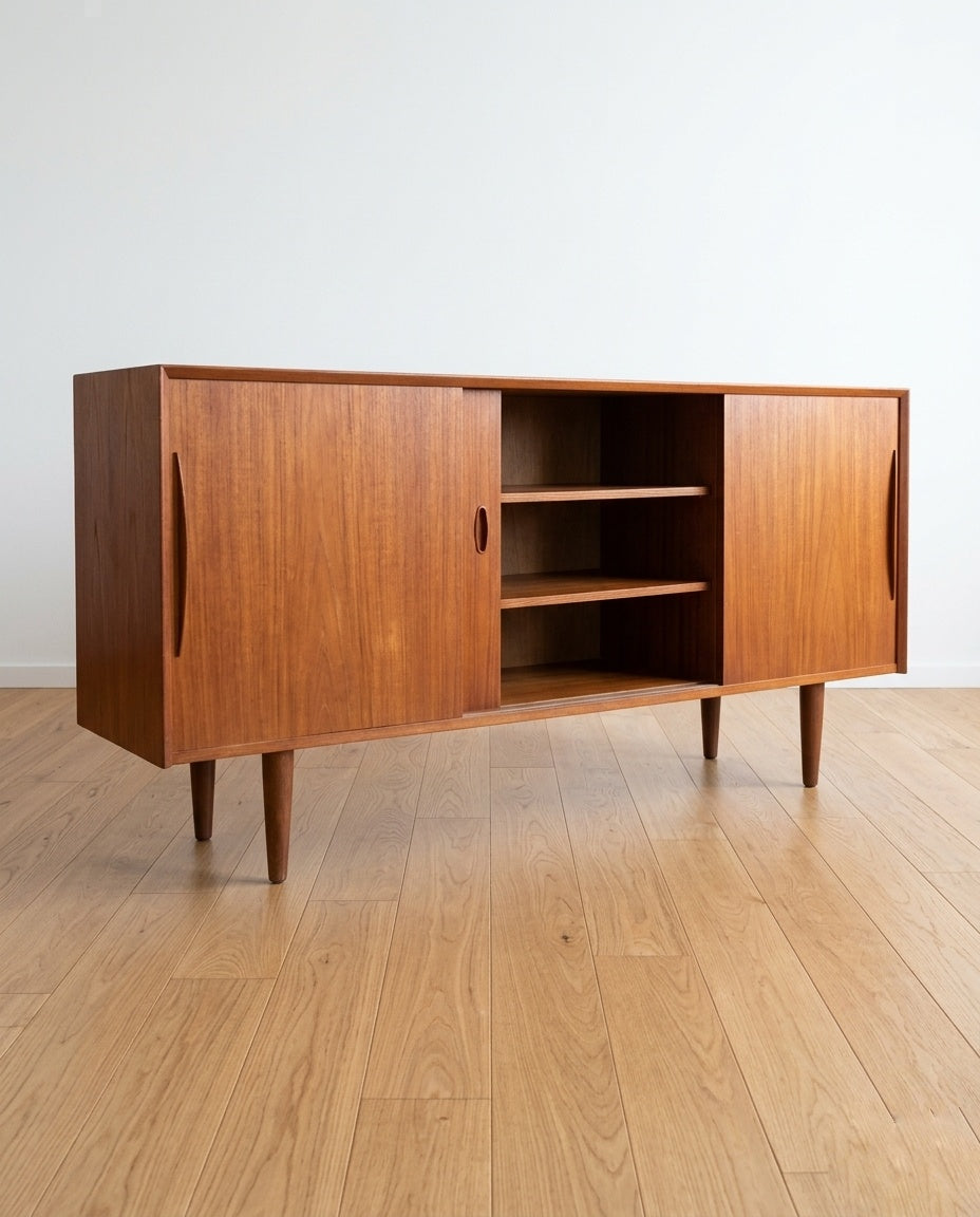 Sideboard danese anni '50 aperto - ripiani interni in teak visibili, anta scorrevole laterale