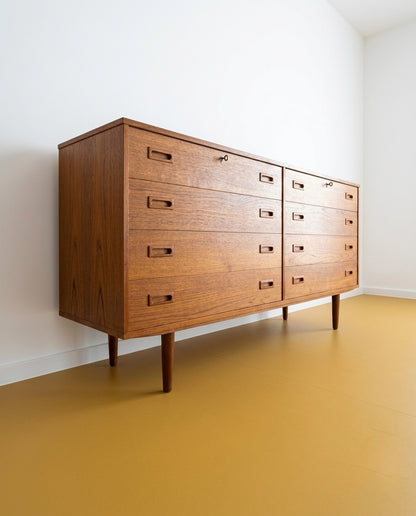 Sideboard danese anni '50 in teak con otto cassetti, vista frontale angolata