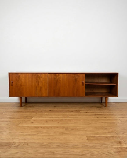 Sideboard danese anni '60 con anta scorrevole aperta - interno e ripiani in teak