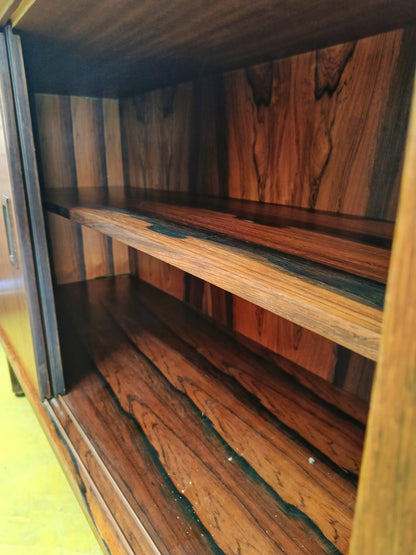 Sideboard danese in palissandro, interno vano a giorno con ripiani in palissandro dopo apertura anta