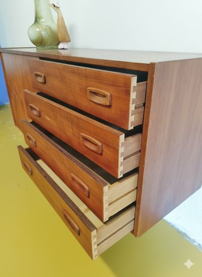 Sideboard danese in teak anni 60, cassetti aperti con interno in legno chiaro, dettaglio costruttivo