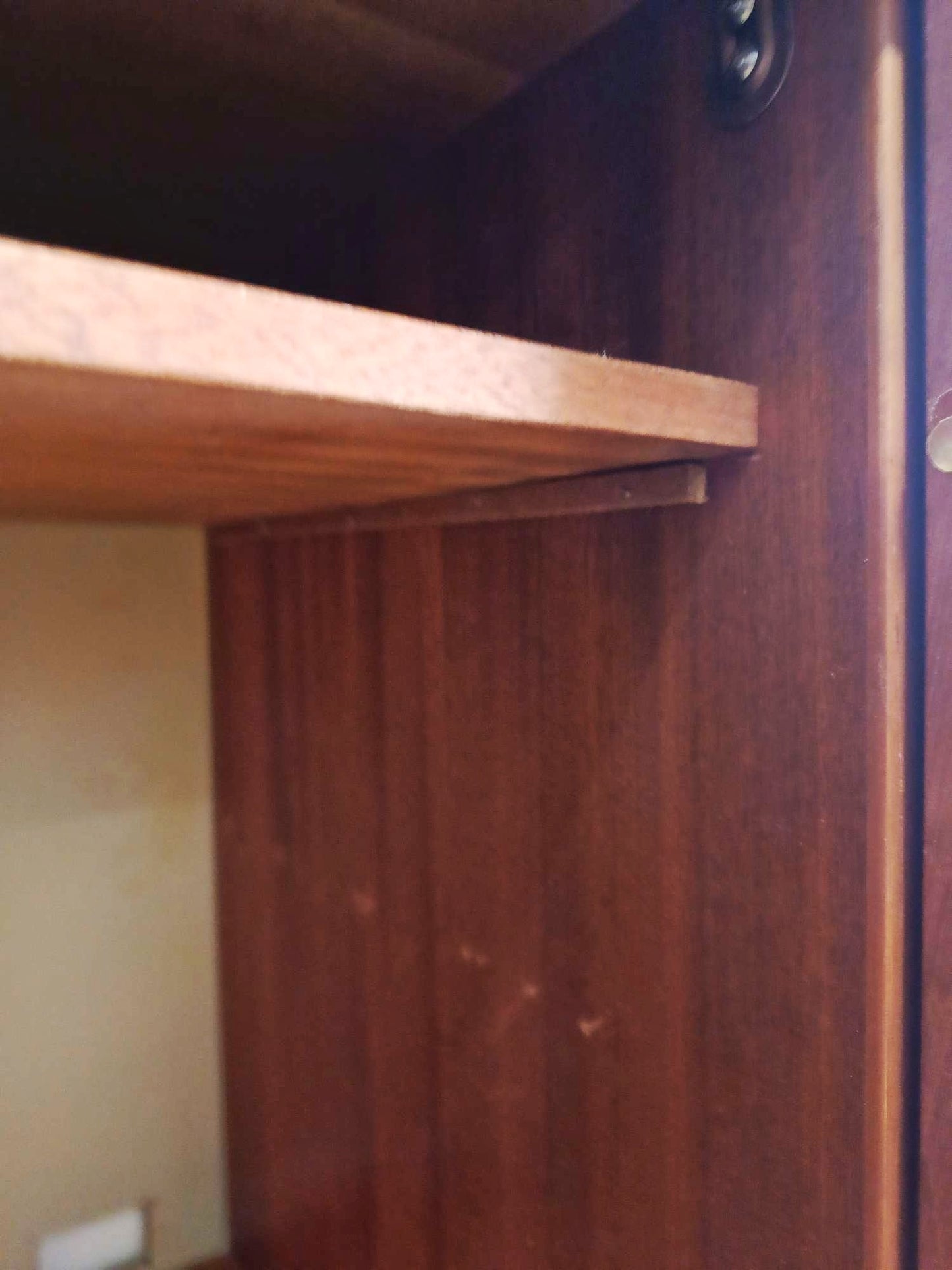 Sideboard danese in teak anni 60, dettaglio piano e bordo superiore dopo restauro professionale