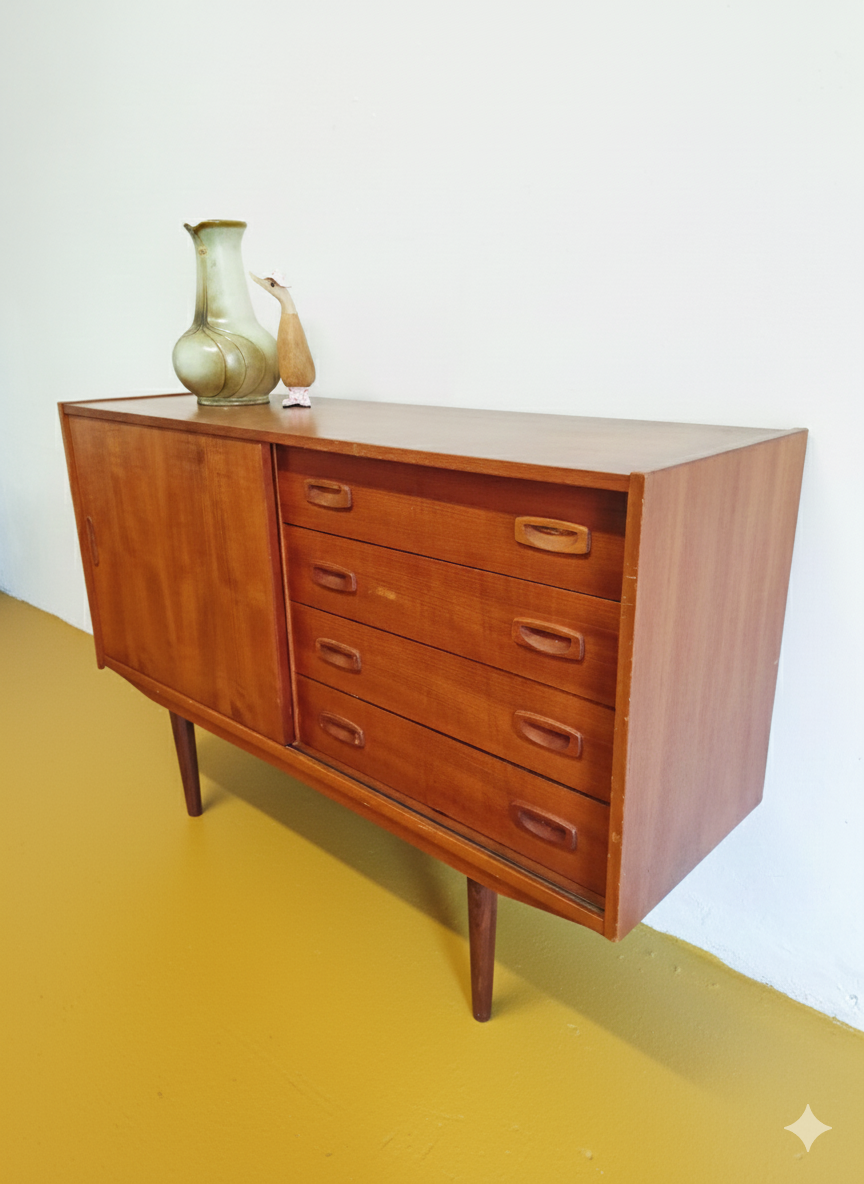 Sideboard danese in teak anni 60 vista frontale ravvicinata, anta scorrevole e cassetti con maniglie in teak intagliato