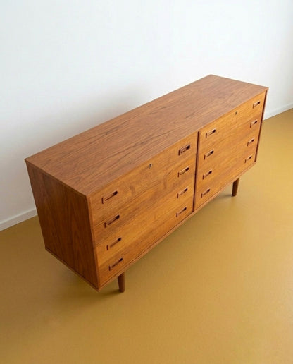 Sideboard danese in teak, vista d'angolo con dettaglio maniglie a incasso