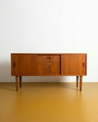 Sideboard danese vintage anni '60 in teak, 120cm, vista frontale con tre cassetti centrali e ante scorrevoli