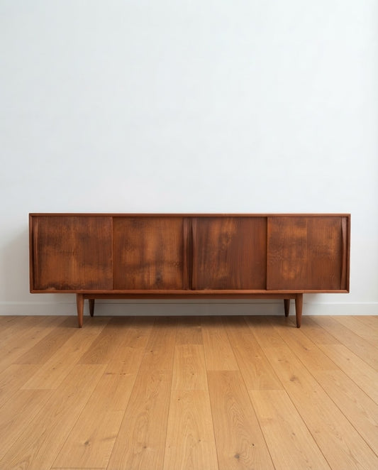 Sideboard danese vintage anni ‘60 in teak, 195 cm, con quattro ante scorrevoli chiuse e gambe affusolate