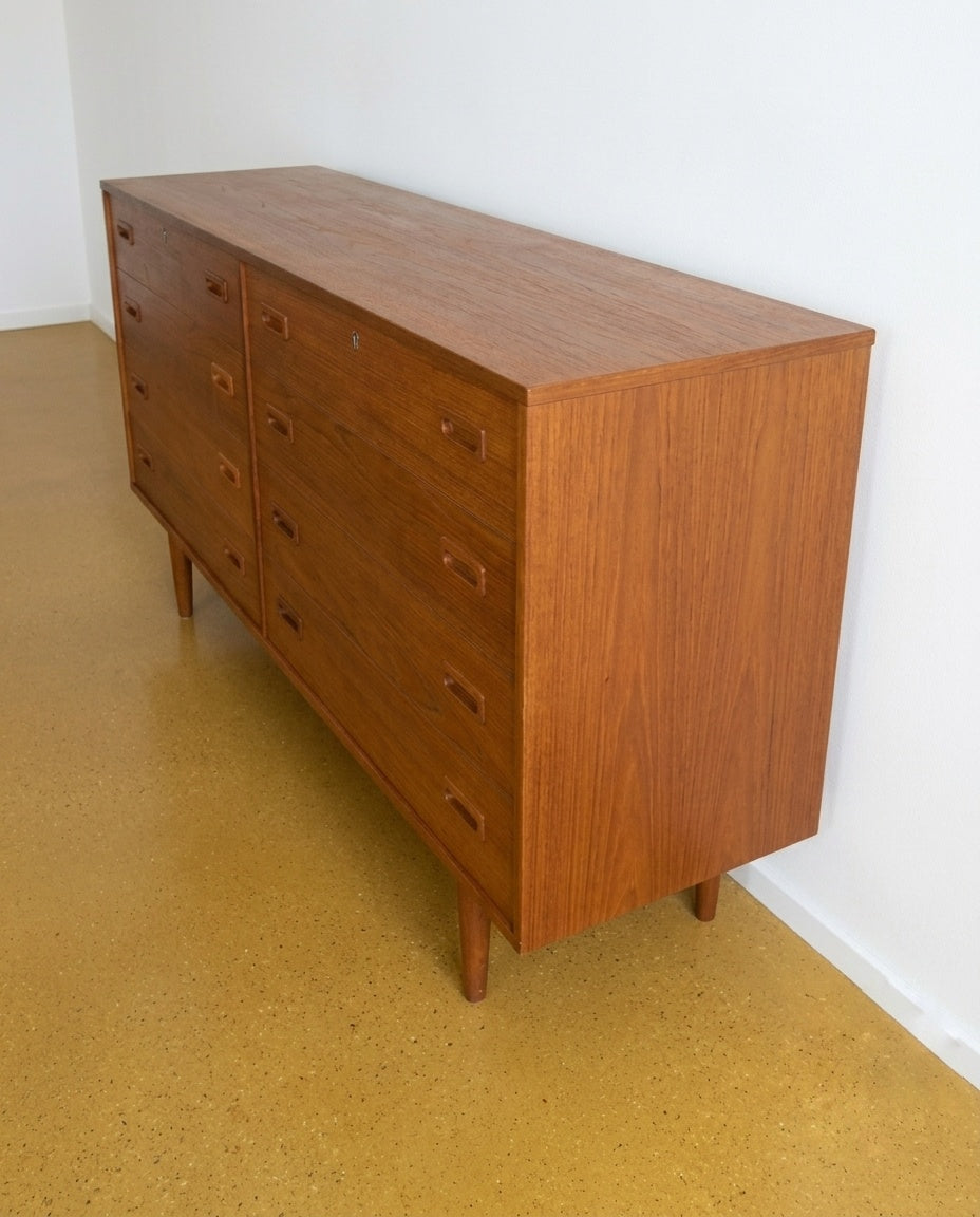 Sideboard danese vintage in teak, vista laterale del profilo e delle gambe affusolate
