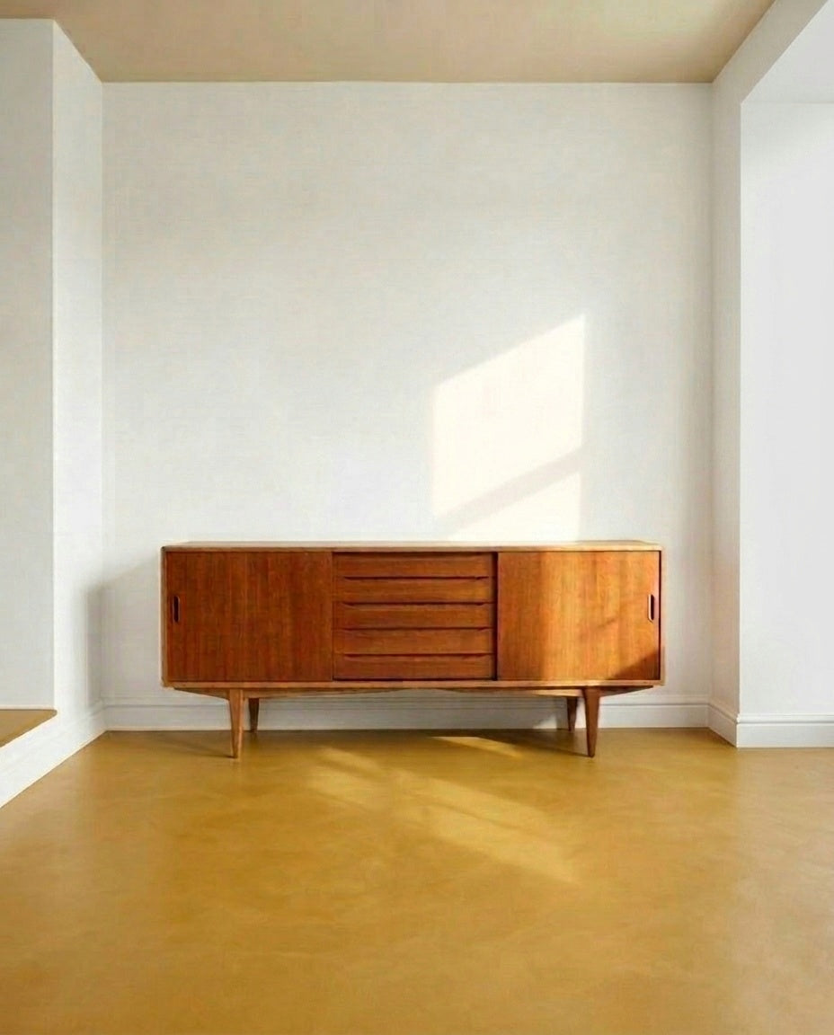 Sideboard design svedese anni '60 in teak con cornice a contrasto, vista ambientata con luce naturale