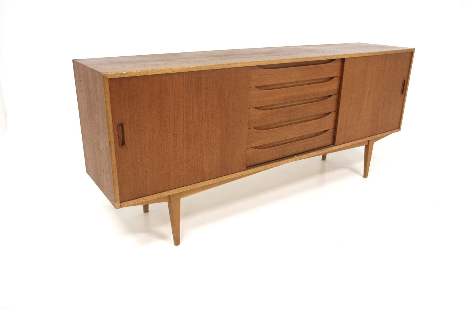 Sideboard design svedese in teak, vista angolata con dettaglio pomoli scolpiti sui cassetti