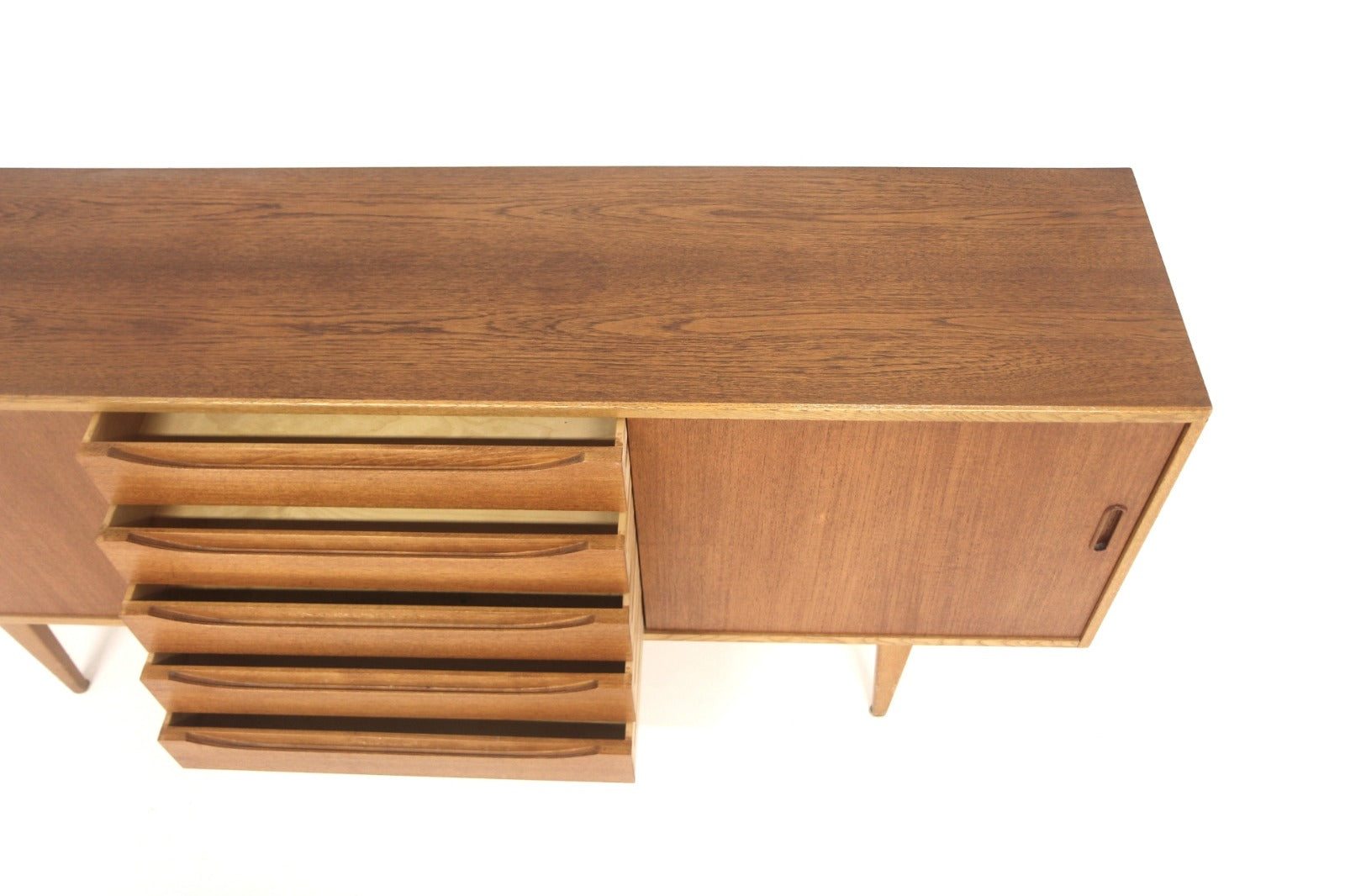 Sideboard design svedese in teak, vista dall'alto del piano e dei cassetti centrali