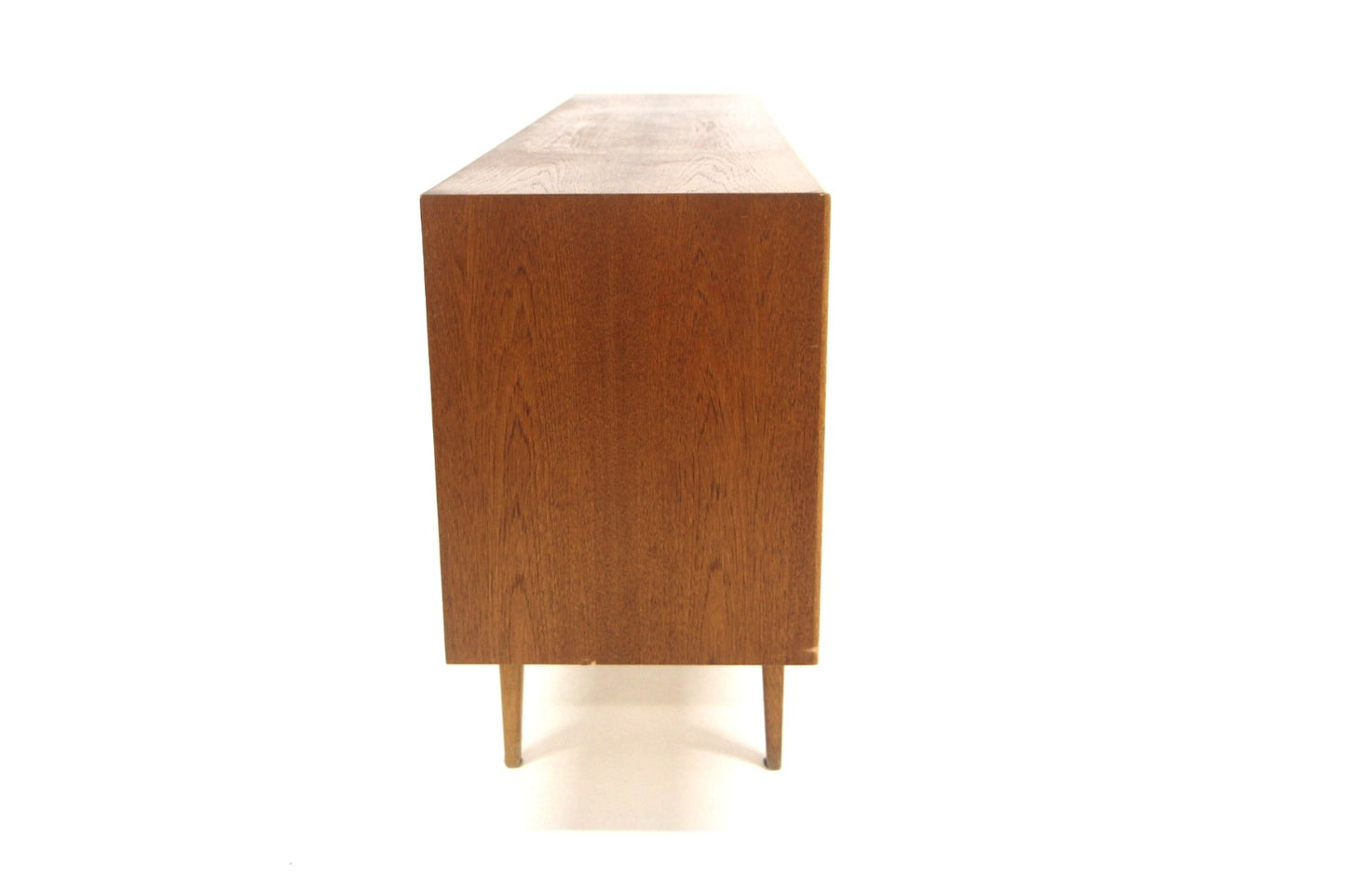 Sideboard design svedese in teak, vista laterale del pannello di testata e della gamba conica affusolata