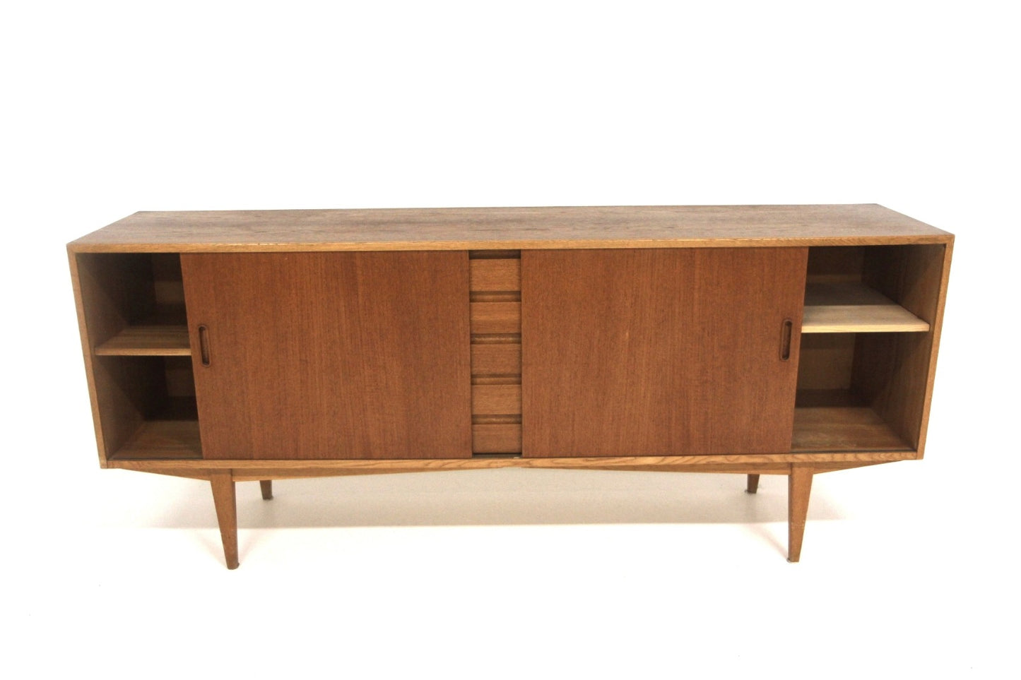 Sideboard svedese anni '60 in teak con anta scorrevole aperta, vano interno visibile