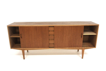 Sideboard svedese anni '60 in teak con anta scorrevole aperta, vano interno visibile