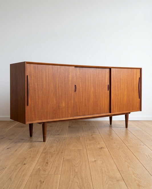 Sideboard vintage danese anni '50 in teak 180cm - tre ante scorrevoli con maniglie a goccia intagliate, gambe coniche, vista frontale ambientata