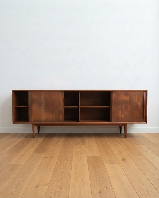 Sideboard vintage in teak con ante scorrevoli aperte e vani interni con ripiani