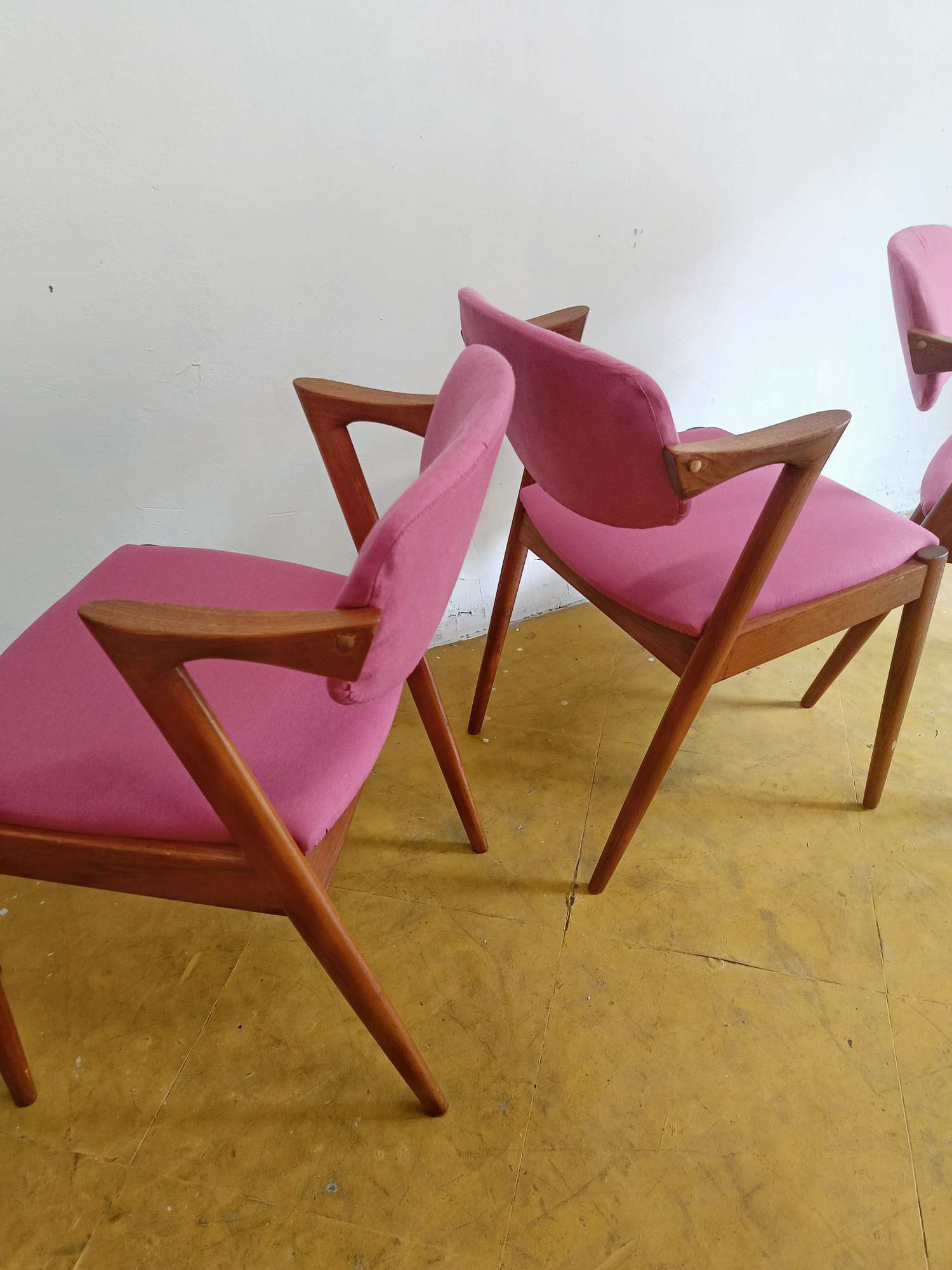 Dettaglio struttura teak sedia vintage danese incastri artigianali precisi