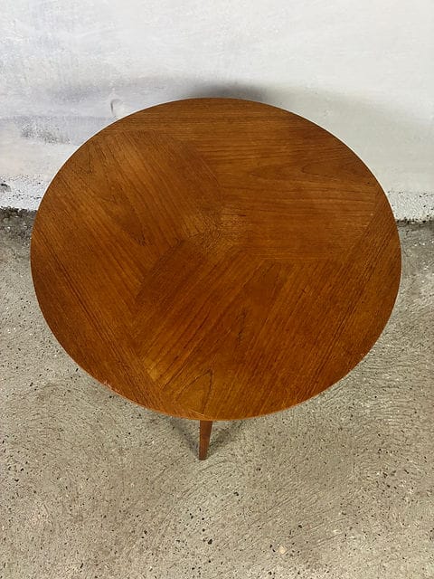 Tavolino tondo da caffè in teak - piano con venature a raggiera