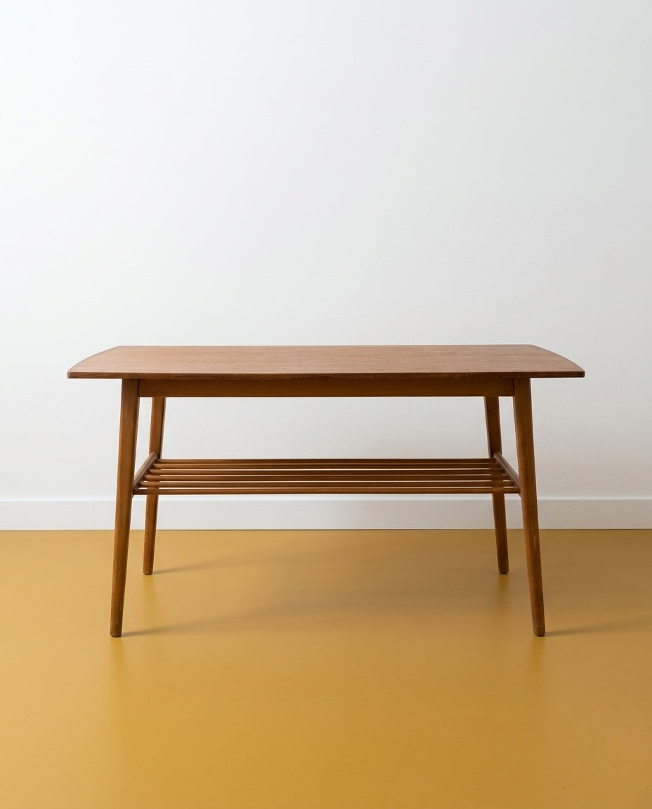 Tavolino vintage danese anni '50 in teak con ripiano a doghe, gambe affusolate coniche, vista frontale