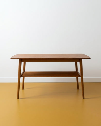 Tavolino vintage danese anni '50 in teak con ripiano a doghe, gambe affusolate coniche, vista frontale
