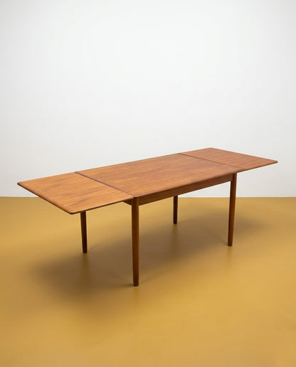 Tavolo danese in teak completamente allungato, vista laterale
