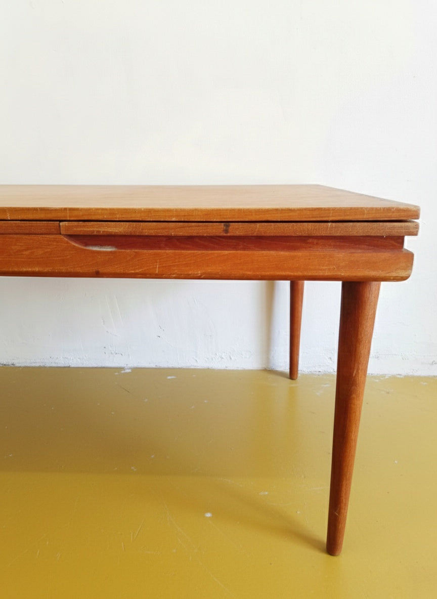 Tavolo danese in teak anni 60, dettaglio meccanismo allunga a farfalla integrata sotto il piano