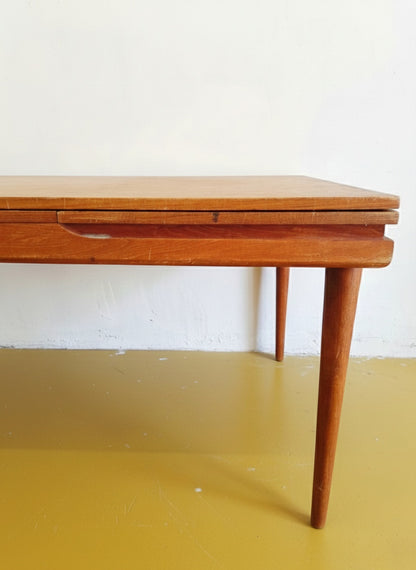 Tavolo danese in teak anni 60, dettaglio meccanismo allunga a farfalla integrata sotto il piano