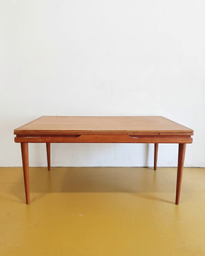 Tavolo danese in teak anni 60 con allunghe a farfalla integrate, gambe affusolate, 150 cm estendibile a 260 cm, fino a 12 posti