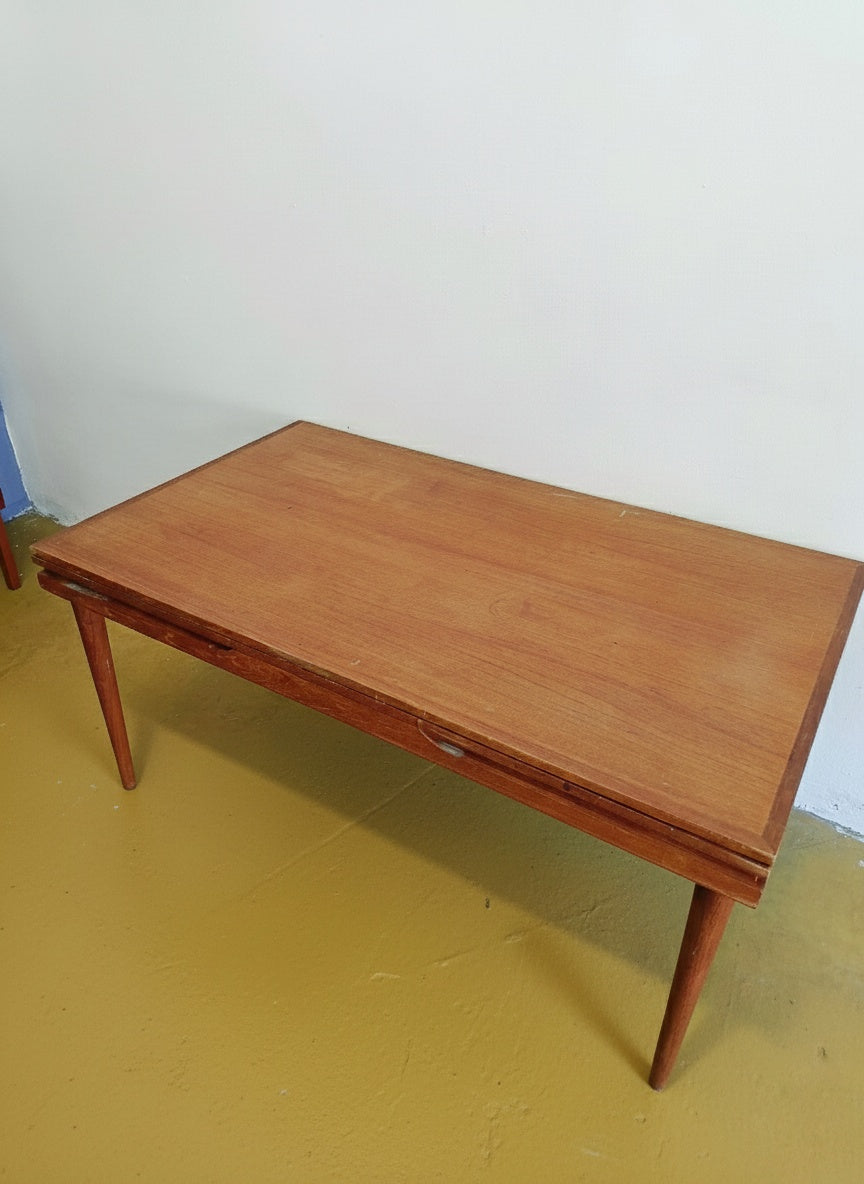 Tavolo danese in teak anni 60 vista dall'alto, venatura del piano