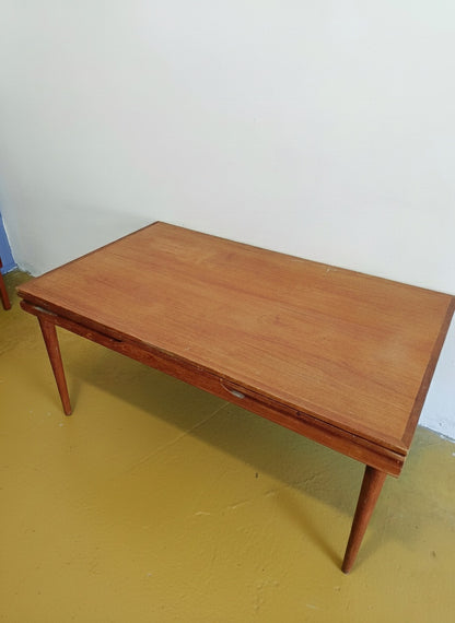 Tavolo danese in teak anni 60 vista dall'alto, venatura del piano