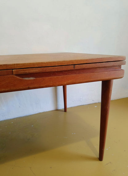 Tavolo danese in teak anni 60, dettaglio allunga a farfalla integrata sotto il bordo del piano
